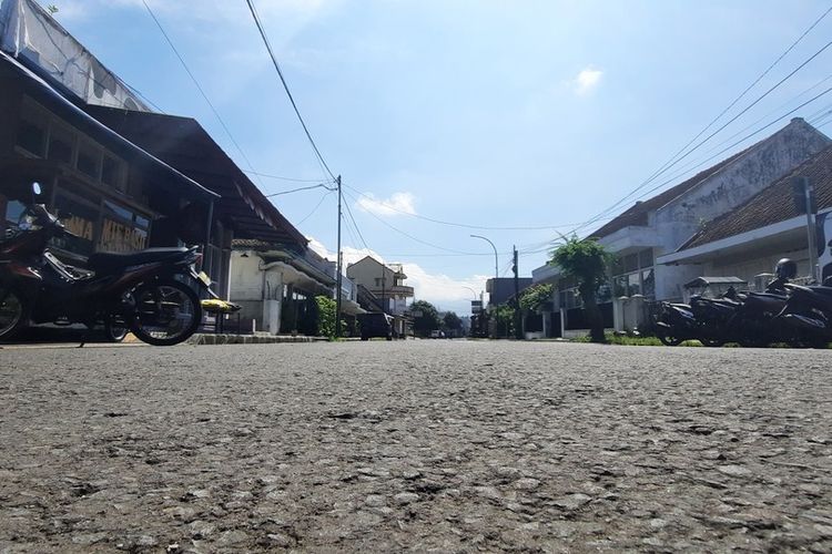 Jalan Tarumanegara Kota Tasikmalaya dan jalan pusat kota lainnya sepi kendaraan saat akhir pekan dalam situasi darurat Covid-19 Kota Tasikmalaya pada Minggu (27/6/2021)