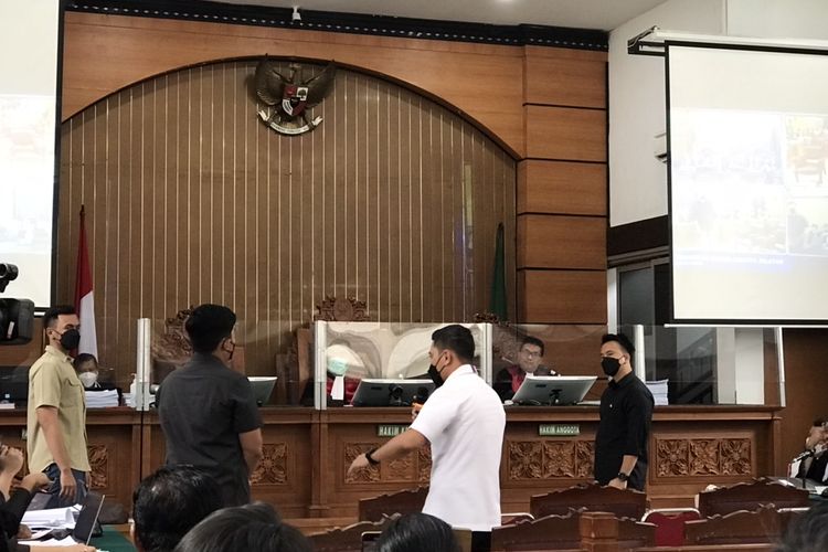 Mantan ajudan eks Kepala Divisi Profesi dan Pengamanan (Kadiv Propam) Polri Ferdy Sambo bernama Adzan Romer untuk memperagakan posisi Nofriansyah Yosua Hutabarat atau Brigadir J usai tewas ditembak. Peragaan itu dilakukan dalam persidangan di Pengadilan Negeri (PN) Jakarta Selatan, Rabu (9/11/2022).