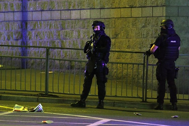 Polisi anti-teror dikerahkan untuk mengamankan situasi di sekitar Manchester Arena pasca-ledakan yang menewaskan 19 orang.