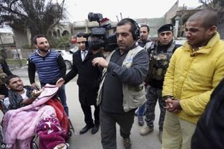 Teroris ISIS, Haider Ali Motar (jaket kuning), menangis di depan kamera saat dikonfrontasi oleh putra seorang pria yang tewas dalam bom mobil yang ikut diatur Ali Motar di Baghdad. Pertemuan Ali Motar dengan keluarga korban itu merupakan bagian dari sebuah program acara TV yang baru di Irak.