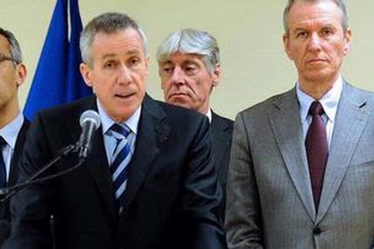 Francois Molins (tengah) dan Jaksa Toulouse, Michel Nallet, memberikan keterangan sebagai anggota tim elite RAID, saat penyerbuan blok apartemen tempat di mana Mohamed Merah, orang yang diduga terlibat rangkaian penembakan di Toulouse, ditangkap pada Rabu (21/3/12).