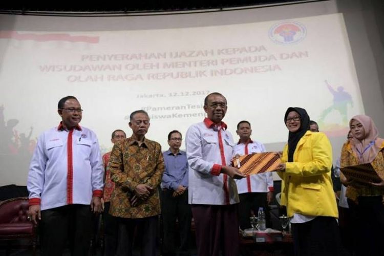 Sesmenpora Gatot S Dewa Broto mewakili Menpora RI Imam Nahrawi memimpin penyerahan ijazah kepada para mahasiswa penerima beasiswa S2 di Universitas Indonesia (UI) di Ruang Teather Wisma Kemenpora, Jakarta, Selasa 12 Desember 2017 pagi.