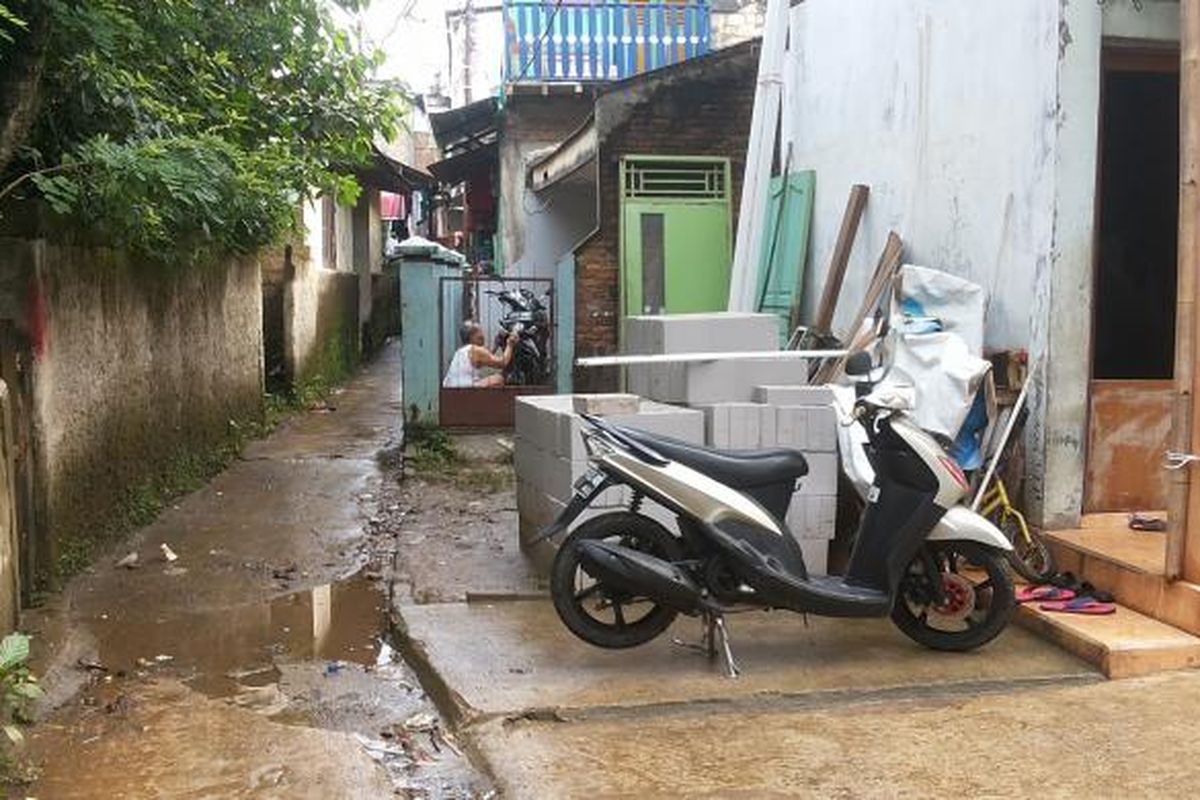 Kondisi permukiman warga di RT 8/RW 1, Kelurahan Cawang, Kramat Jati, Jakarta Timur pada Senin (13/2/2017). Beberapa jam sebelumnya permukiman ini sempat dilanda banjir setinggi sekitar 10 sentimeter.