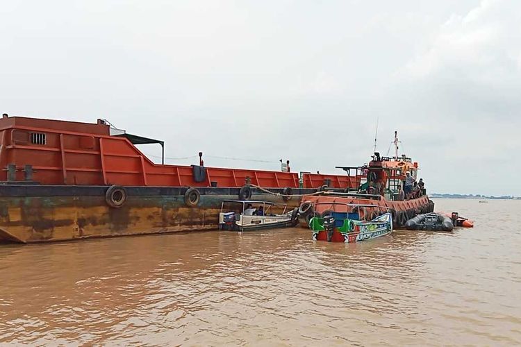 Lokasi pencarian Darwis (50) Kapten Kapal TB Jasa Karya ikut tenggelam bersama kapalnya lantaran tak sempat menyelamatkan diri, Senin (25/12/2023).