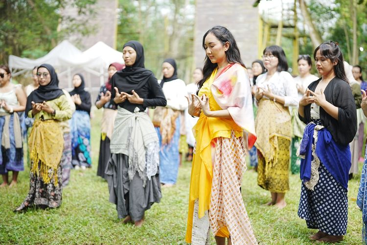 Yoga Beksan memadukan gerak tari Jawa, napas, dan kesadaran batin. Bukan soal performa, tapi harmoni tubuh dan rasa dalam tradisi.