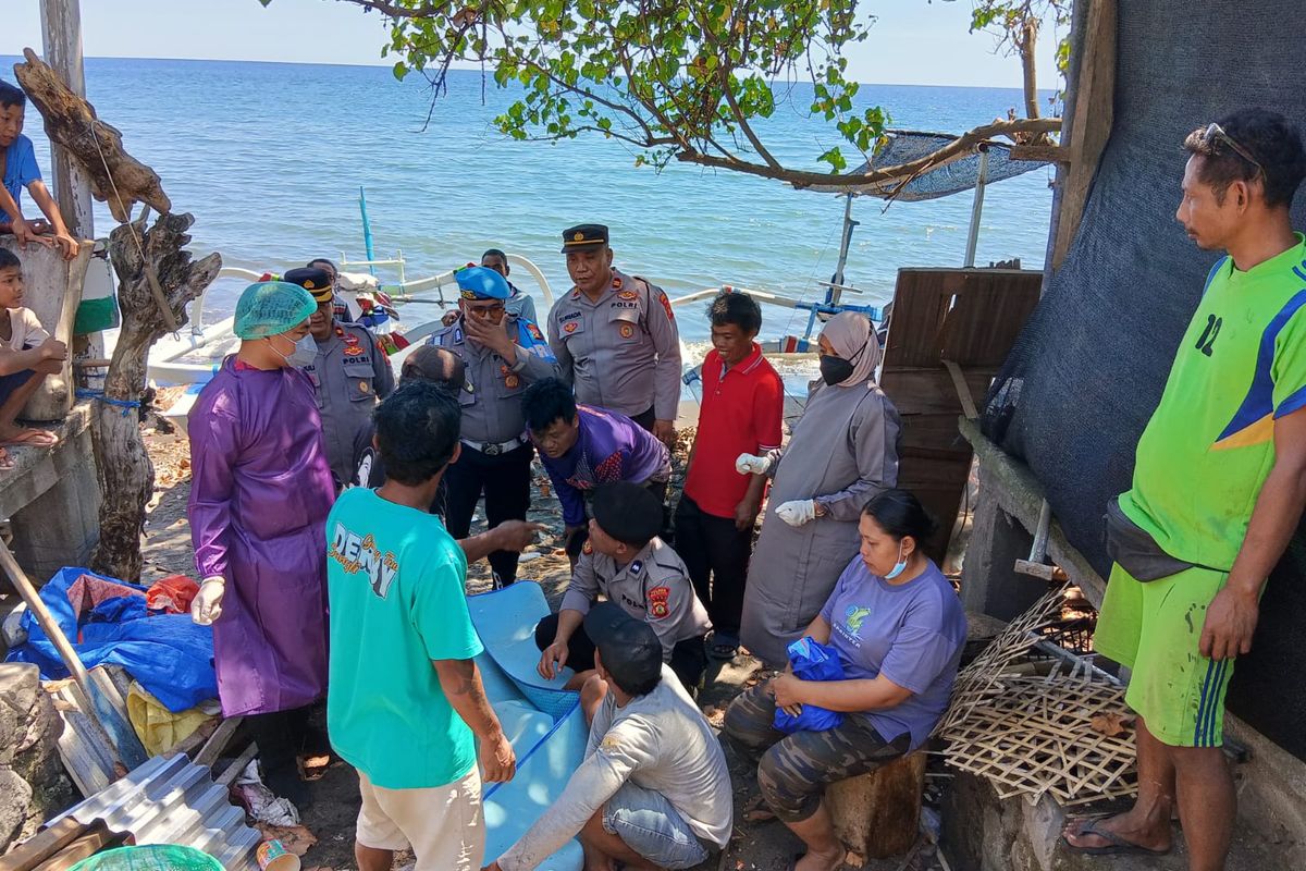 Polisi mendatangi lokasi kejadian penemuan mayat di pantai Kelurahan Banyuning, Kecamatan Buleleng, Kabupaten Buleleng, Provinsi Bali, Selasa (29/4/2025) siang