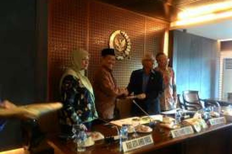 Pimpinan Komisi Yudisial (KY) menyerahkan usulan calon hakim ad hoc Hubungan Industrial kepada Pimpinan DPR dam perwakilan Komisi III DPR di Kompleks Parlemen, Senayan, Jakarta, Selasa (25/10/2016)