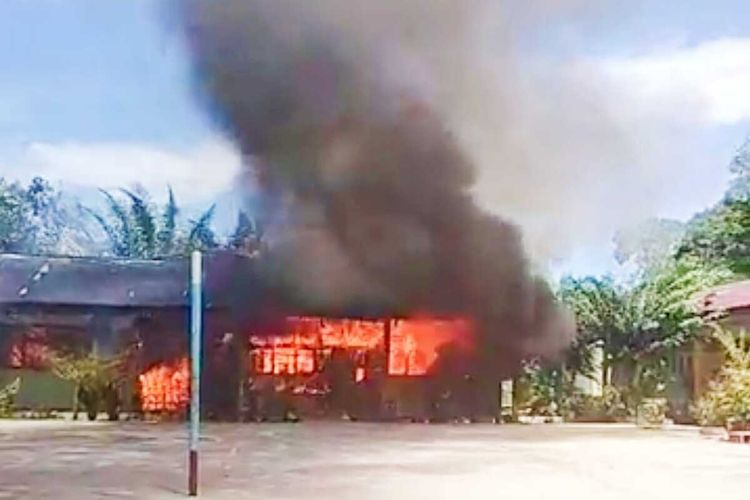 Bangunan SDN 06 Rambah saat dilanda kebakaran di Desa Sialang Jaya, Kecamatan Rambah, Kabupaten Rokan Hulu, Riau, Minggu (4/9/2022).