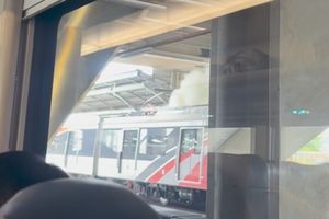 KRL Cikarang–Kampung Bandan Keluar Asap di Stasiun Cikarang, Ternyata Ada Sampah Dekat Pantograf