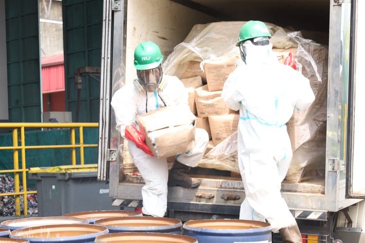 Petugas membawa karton berisi udang yang terpapar Cesium-137. 