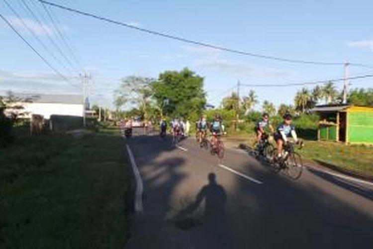 Para pesepeda Tambora Bike memulai Etape 2 dari Desa Utan menuju Desa Pidang, Jumat (4/10/2015). Tambora Bike merupakan bagian dari Tambora Challenge yang diselenggarakan untuk memperingati dua abad letusan Gunung Tambora.