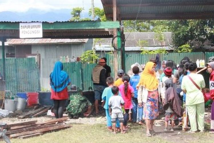 Dapur umum dibuka untuk para warga di posko pengungsian Wamena. 