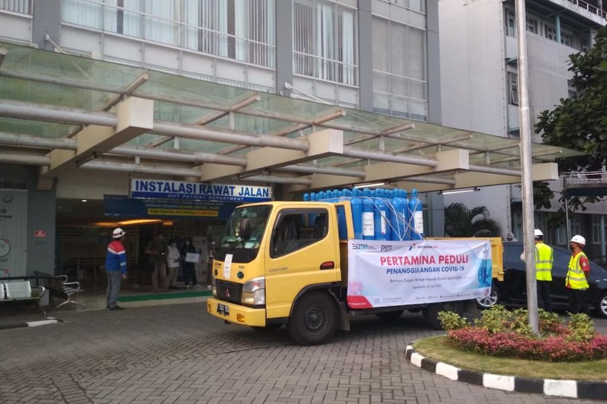 Subholding gas menyalurkan bantuan 50 tabung oksigen ke RS UGM Yogyakarta pada Kamis (22/7/2021).