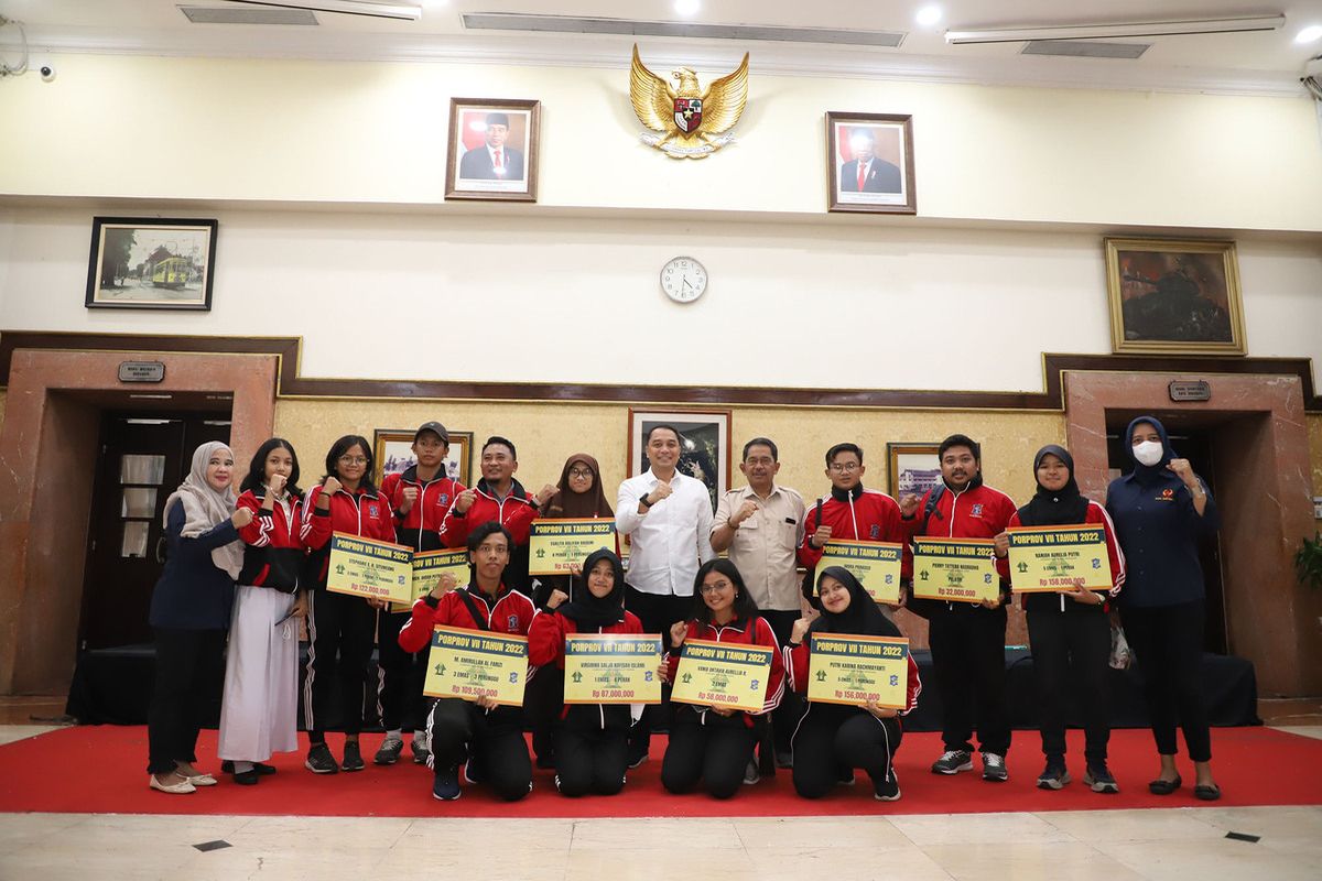 Atlet Surabaya peraih medali di Porprov Jawa Timur saat menerima pemberian bonus dari Wali Kota Surabaya Eri Cahyadi