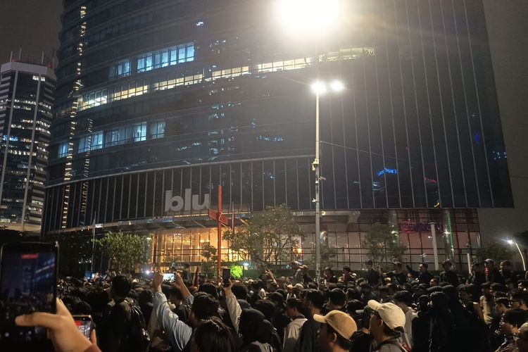 Demo Mahasiswa Depan Gedung UOB Bertahan hingga Malam, Jalan Sudirman Lumpuh Total