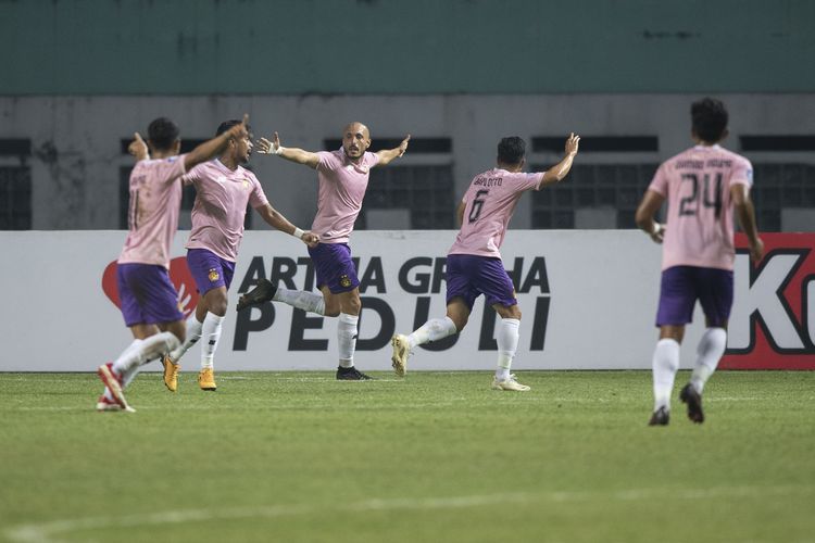 Pesepak bola Persik Kediri Youssef Ezzejari (tengah) berselebrasi bersama rekan-rekannya usai mencetak gol ke gawang Persikabo 1973 dalam pertandingan pekan ketiga Liga 1 2020-2021 di Stadion Wibawa Mukti, Cikarang, Kabupaten Bekasi, Jawa Barat, Jumat (17/9/2021). ANTARA FOTO/Aditya Pradana Putra./hp.
