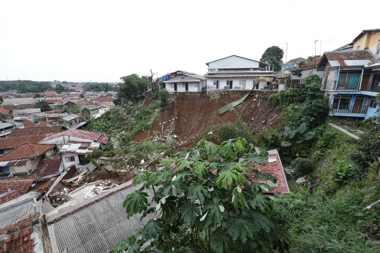 Lokasi tanah longsor terjadi di Gang Barjo, Kelurahan Kebon Kalapa, Kecamatan Bogor Tengah, Kota Bogor, Jawa Barat, Jumat (14/10/2022). Sebanyak delapan orang warga Gang Barjo, Kampung Kebon Jahe, Kelurahan Kebon Kalapa, Kecamatan Bogor Tengah, Kota Bogor, tertimbun longsor.