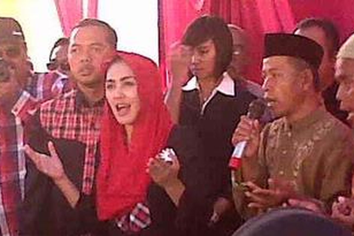 Calon Gubernur Jawa Barat nomor urut 5 yang diusung PDI Perjuangan Rieke Diah Pitaloka alias Oneng mengikuti doa bersama anak yatim di Panti Asuhan Annur, Padakembang, Kabupaten Tasikmalaya, Rabu (13/2/2013) siang. 