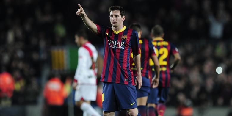 Penyerang Barcelona Lionel Messi merayakan satu dari dua golnya ke gawang Rayo Vallecano, pada pertandingan La Liga, di Camp Nou, Sabtu (15/2/2014).