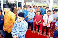 Bupati Anas Shalat Jenazah untuk KH Hasyim Muzadi