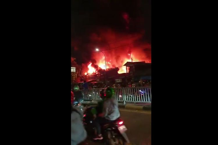 Kebakaran hebat di Pasar Gembrong pada Minggu (24/4/2022) malam. 