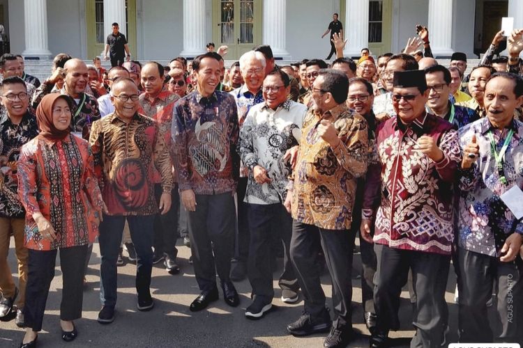 Presiden Joko Widodo bersama para jurnalis usai Peresmian Pembukaan Kongres XXV Persatuan Wartawan Indonesia (PWI) Tahun 2023 di Istana Negara, Senin (25/9/2023).