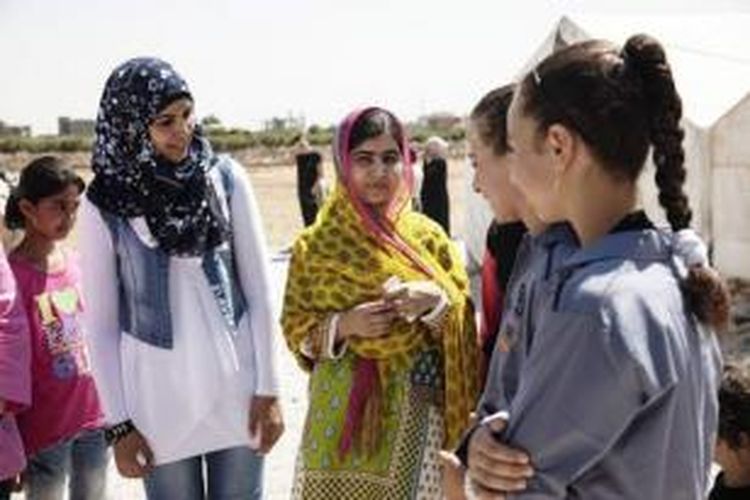 Malala Yousafzai bersama pengungsi Suriah di Lebanon.