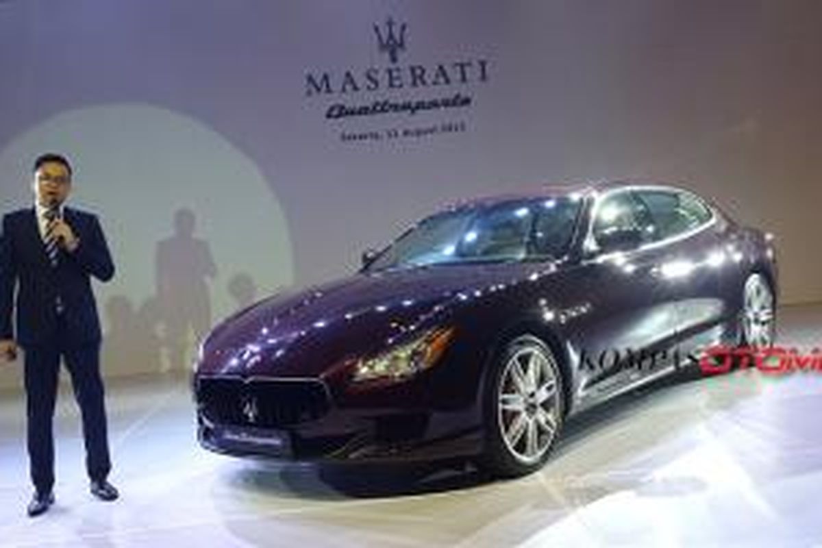 Ismail Ashlan, Public Relation Manager Maserati Indonesia, memperkenalkan varian termurah Quattroporte di Jakarta, Selasa (11/9/2015).