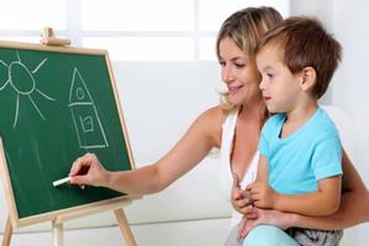 Siapkan waktu untuk bisa bermain dan berkreasi dengan anak. 