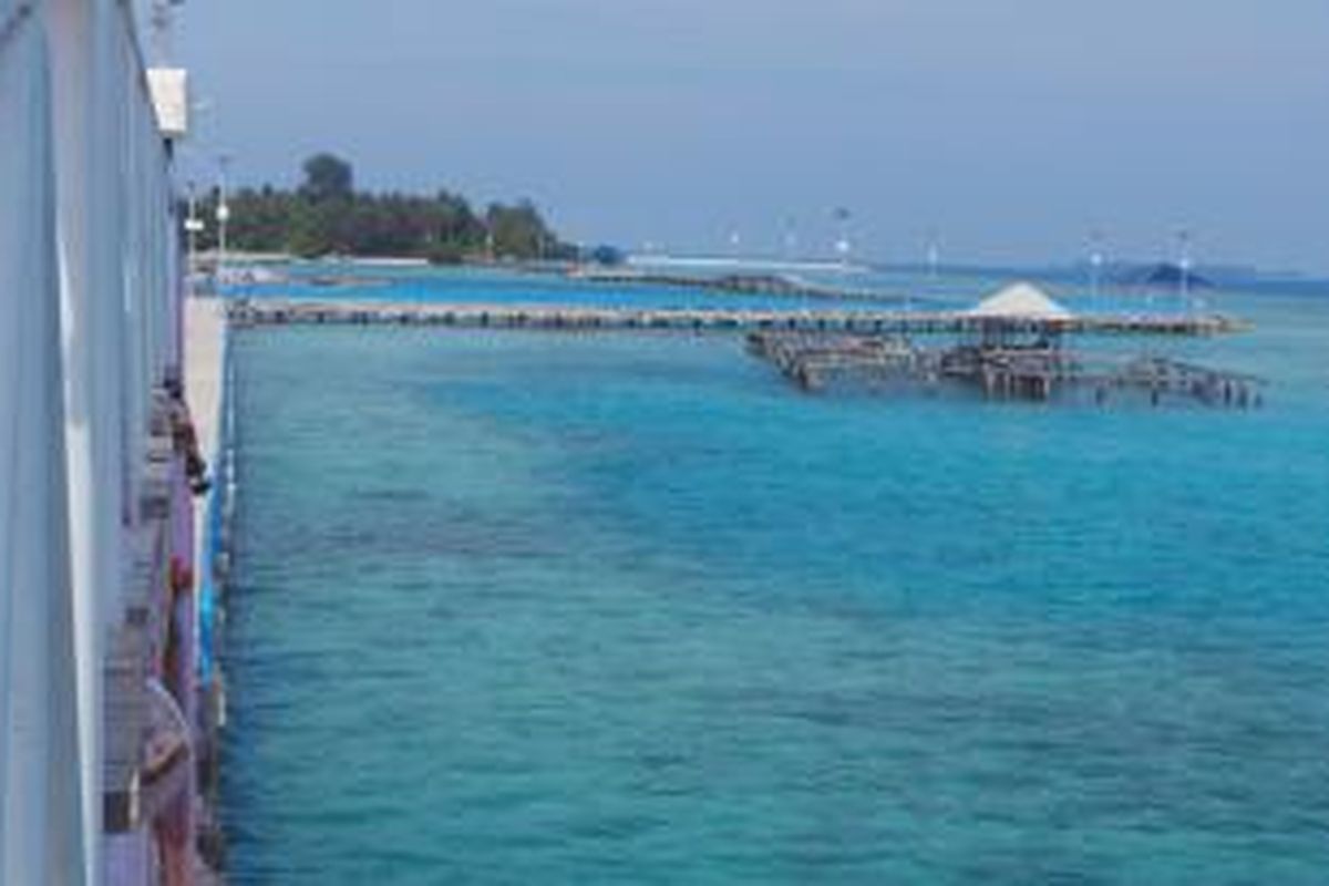 Pemandangan Pulau Tidung Kecil yang dihubungkan dengan Jembatan Cinta, di Pulau Tidung, Pulau Seribu, DKI Jakarta.