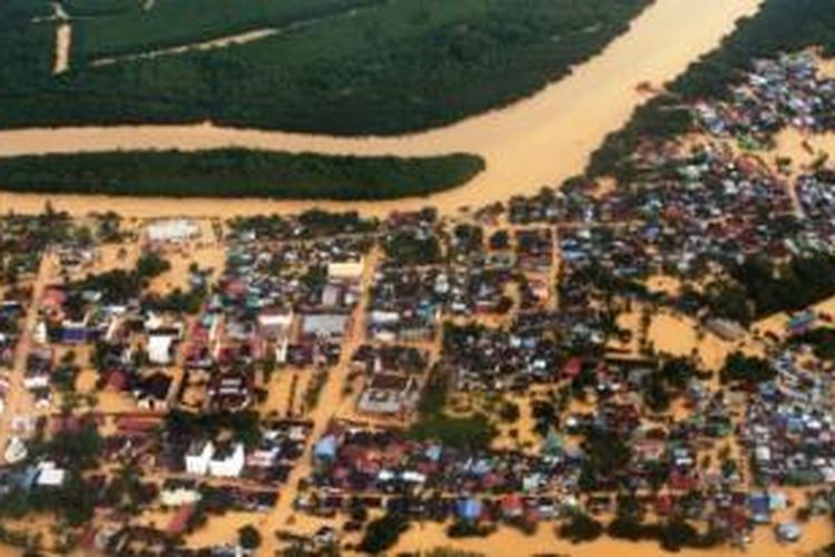 Banjir merendam kawasan Pangkalan Chepa, dekat Kota Bharu, Negara Bagian Kelantan, Sabtu (27/12/2014).