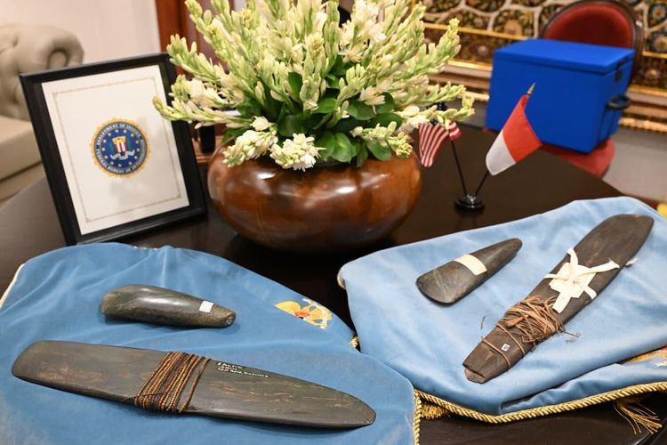 FBI Kembalikan Artefak Papua ke Indonesia, Diterima Prabowo