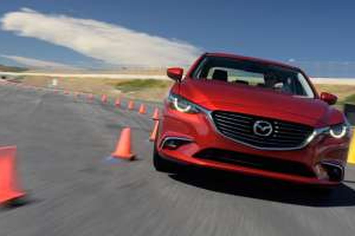 Mazda G-Vectoring Control membuat mobil mampu melaju sesuai keinginan pengemudi.