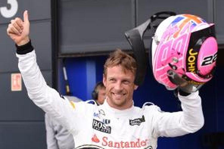 Pebalap McLaren Mercedes asal Inggris, Jenson Button, merayakan keberhasilannya mencatat waktu tercepat ketiga pada sesi kualifikasi GP Inggris di Sirkuit Silverstone, Sabtu (5/7/2014).