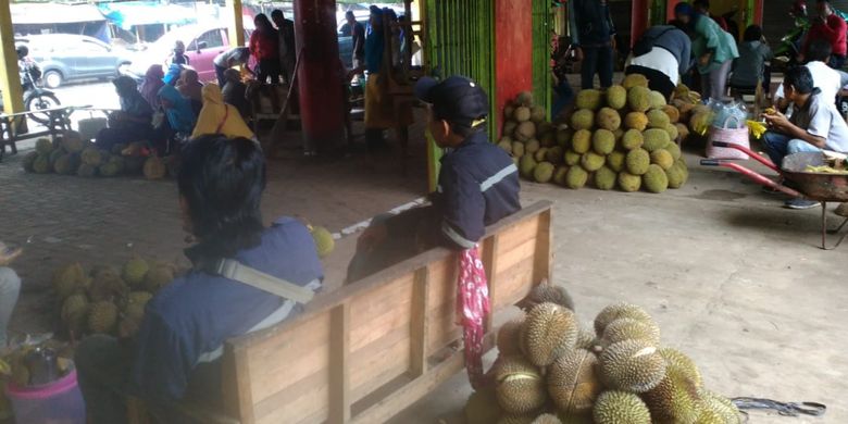 Buah durian diperjualikan di Pasar Durian, Semarang, Jawa Tengah, Sabtu (26/1/2019). 