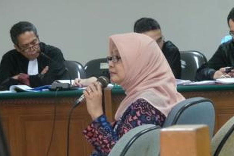 Peneliti Center of Reform on Economics (CORE) Indonesia Hendri Saparini menjadi saksi ahli dalam sidang kasus dugaan korupsi Bank Century di Pengadilan Tindak Pidana Korupsi, Jakarta, Senin (12/5/2014).