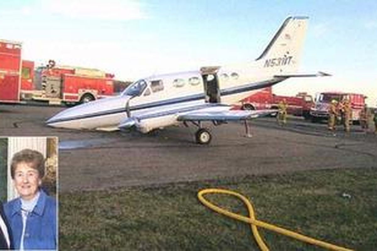 Pesawat yang dikemudikan Helen Collins mendarat darurat di bandara Cherryland, Wisconsin, setelah suaminya meninggal saat mengemudikan pesawat itu.