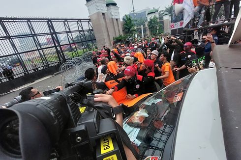 Demo di Depan Gedung DPR/MPR Ricuh saat Baru Dimulai, Buruh dan Polisi Terlibat Baku Hantam