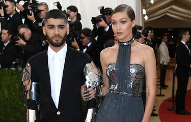 Pasangan Gigi Hadid (kanan ) and Zayn Malik menghadiri Met Gala di Metropolitan Museum of Art, New York, pada 2 Mei 2016. 