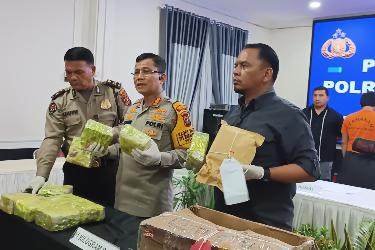 Polrestabes Medan menggelar konferensi pers terkait penangkapan seorang pria inisial DS (38) yang menyimpan narkotika jenis sabu di dalam rumahnya di Jalan Sekata, Kecamatan Medan Barat, Kota Medan pada Rabu (26/6/2024) malam. 