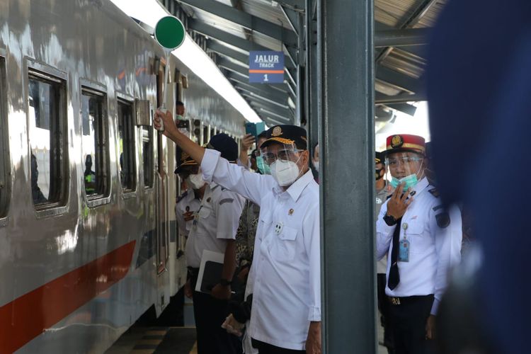 Peresmian reaktivasi oleh Menteri Perhubungan Budi Karya Sumadi didampingi oleh jajarannya, dan turut dihadiri pula oleh Anggota Komisi V DPR RI Neng Eem Marhamah, Plt Bupati Cianjur Herman Suherman, dan Direktur Utama KAI Didiek Hartantyo di Stasiun Cipeuyeum, Senin (21/9).