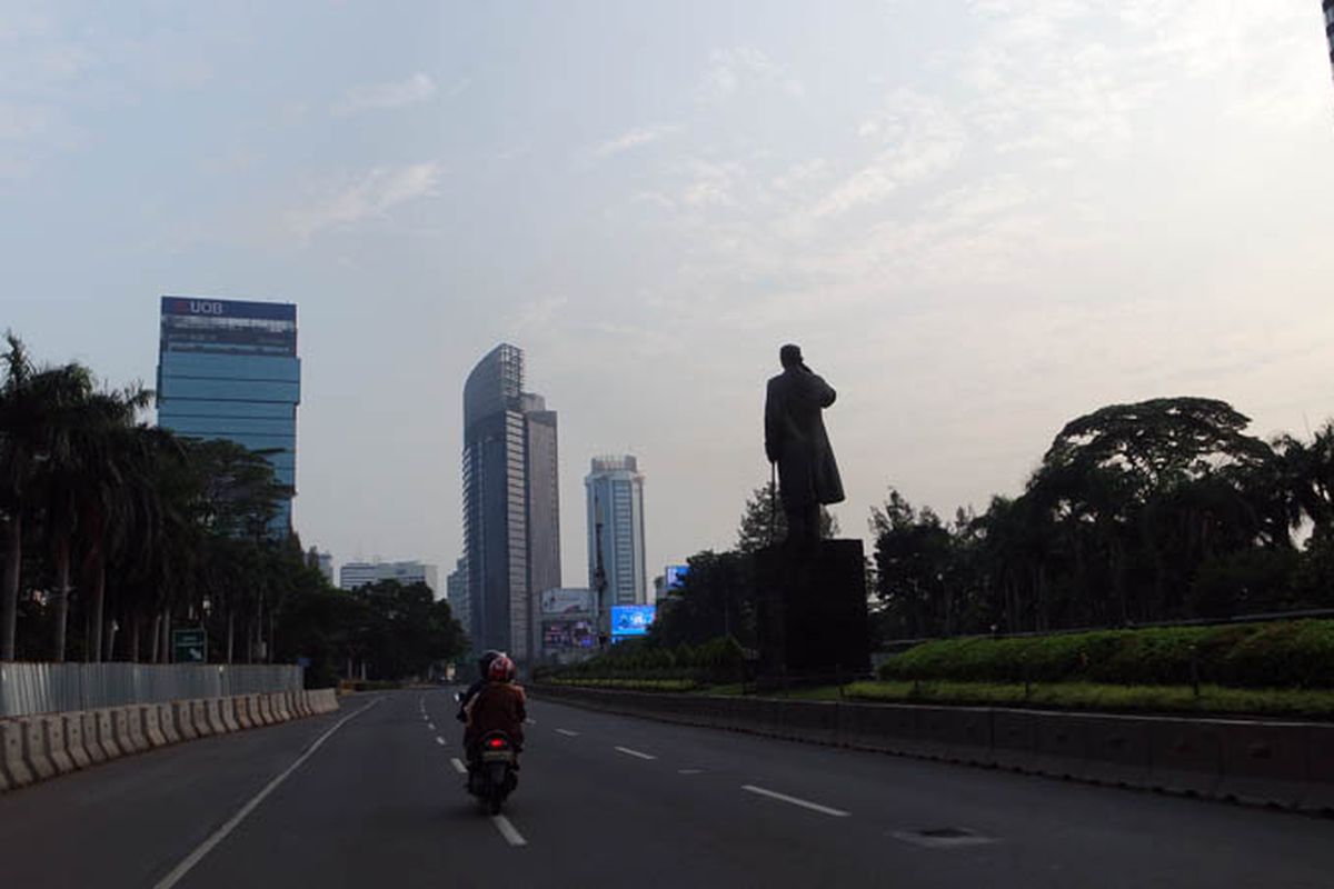 Jalan Jendral Sudirman tenang pada pagi Hari Raya Lebaran, Jumat (15/6/2018).