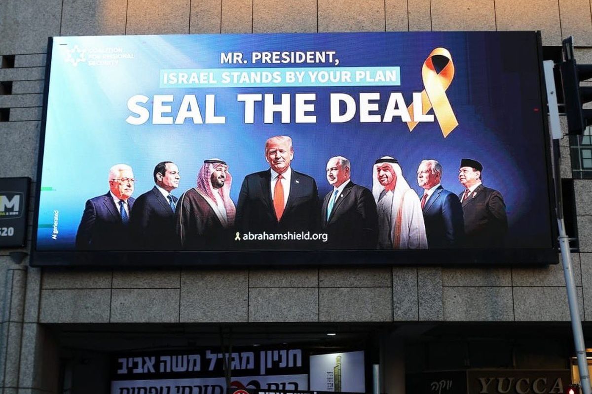 Presiden RI Prabowo Subianto muncul di baliho Abraham Shield yang dipajang di Israel bersama Benjamin Netanyahu, Donald Trump, dan pemimpin negara Arab lainnya.