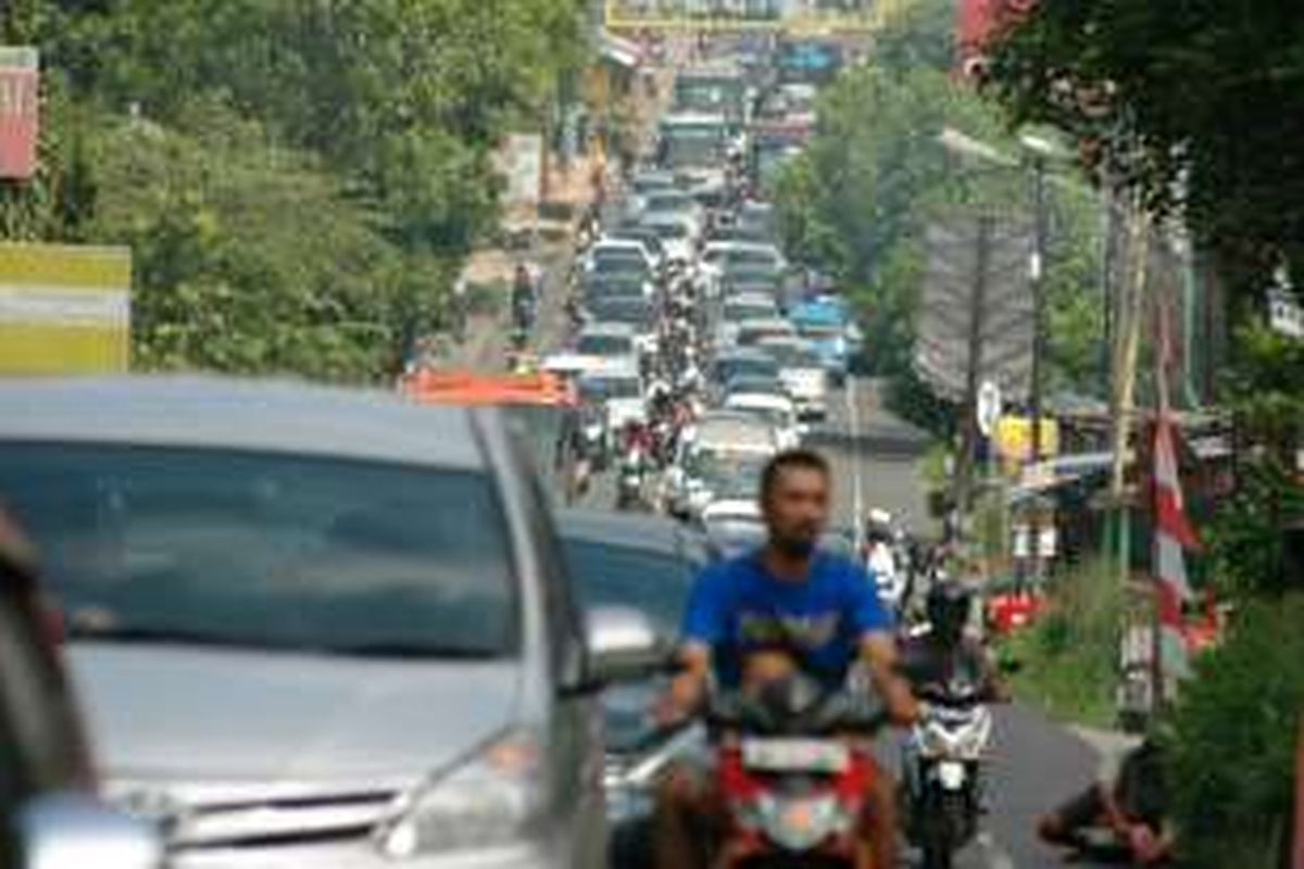 Memasuki masa libur panjang di Jalur Puncak terjadi antrian kendaraan roda dua maupun roda empat, Jumat (6/5/2016).