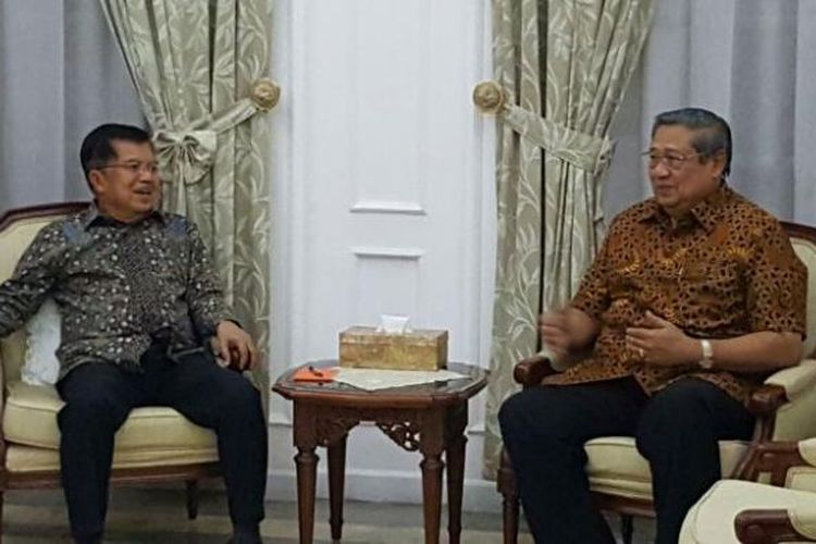 Presiden keenam RI, Susilo Bambang Yudhoyono, di kediaman dinas Wakil Presiden Jusuf Kalla, kawasan Diponegoro, Menteng, Jakarta Pusat, Selasa (1/11/2016) malam. 
