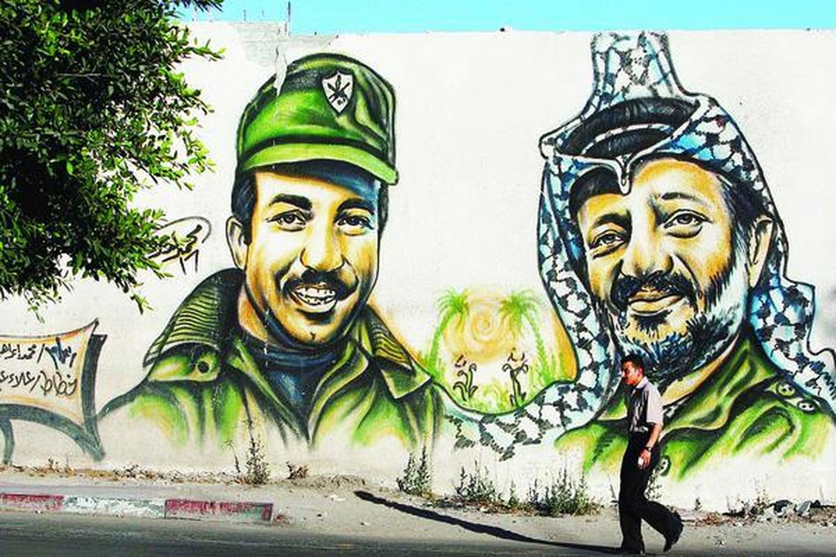 Lukisan mantan pemimpin Palestina Yasser Arafat (kanan) dan Wakil Ketua Organisasi Pembebasan Palestina (PLO) Khalid al-Wazir, atau Abu Jihad, terpampang di Gaza City, 6 Agustus 2009.  Dalam laporan yang diterbitkan harian Yediot Ahronot, Kamis (1/11), Israel akhirnya mengakui membunuh Wazir dalam serbuan ke markas PLO di Tunis, Tunisia,  1988.