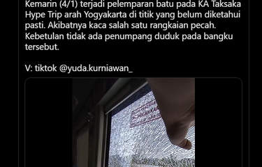 Aksi pelemparan batu ke kereta 