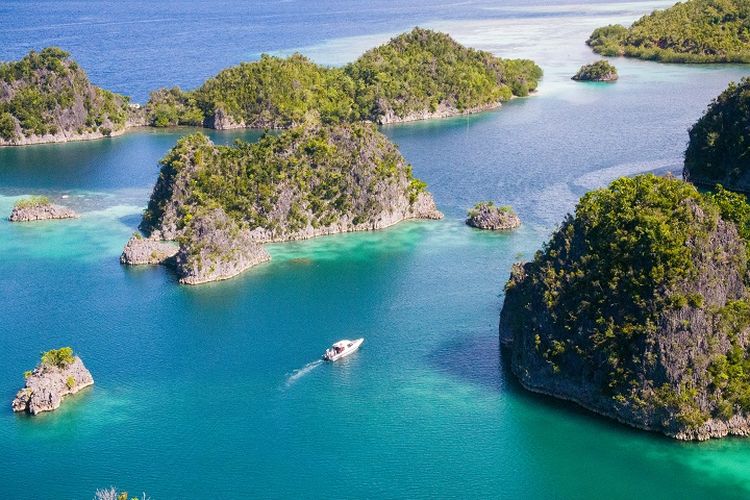 Pemandangan gugusan pulau yang dapat dilihat oleh wisatawan di Piaynemo, Kabupaten Raja Ampat, Provinsi Papua Barat, Selasa (26/10/2021). Raja Ampat menjadi salah satu destinasi yang ada pada uang kertas baru.