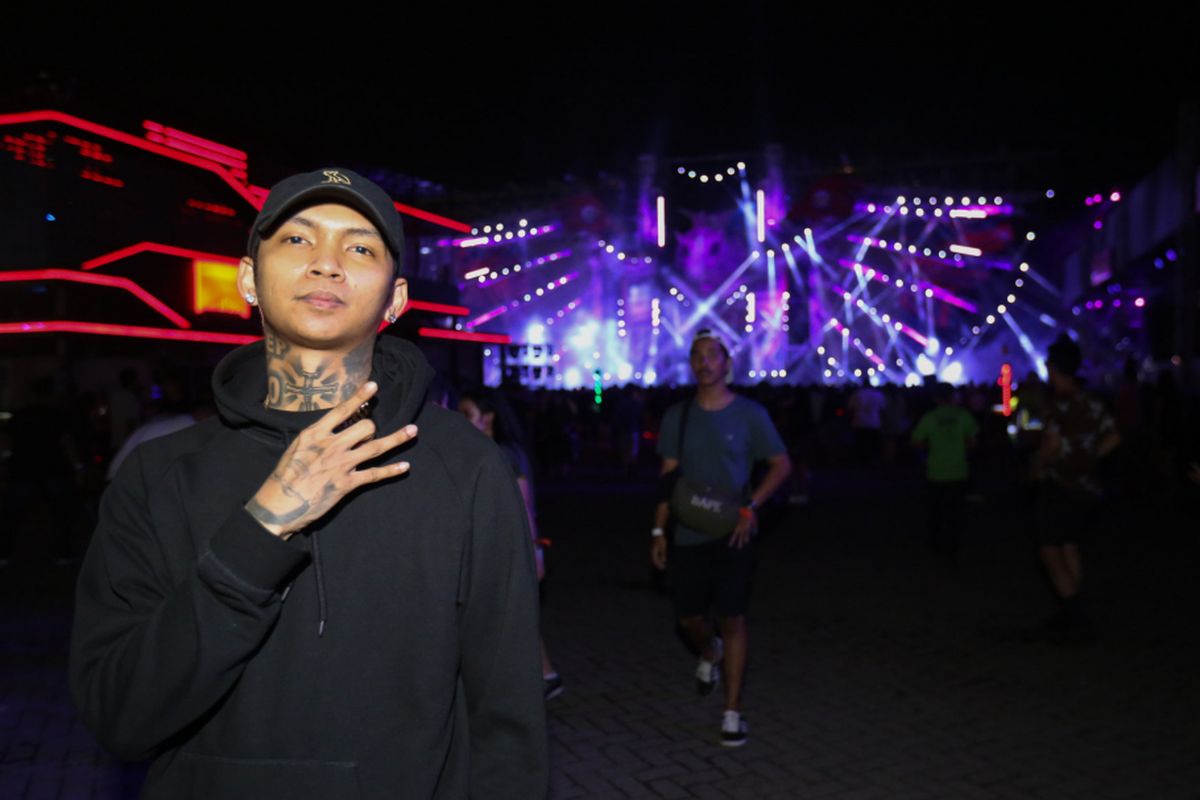 Samuel Alexander (Young Lex) saat menghadiri acara Djakarta Warehouse Project 2017 di JI Expo, Kemayoran, Jakarta, Jumat (15/12/2017). Pertunjukan yang berlangsung selama dua hari ini dimeriahkan oleh aksi panggung antara lain Marshmello, Rich Chigga, Steve Aoki, David Gravel, Hardwell dan lain-lain.