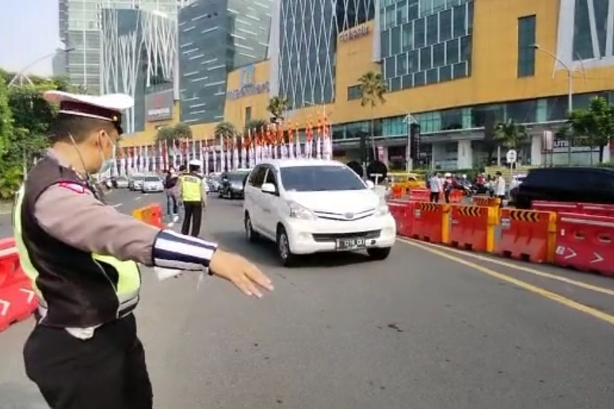 Sejumlah kendaraan roda dua dan roda empat diminta pitar balik oleh petugas gabungan di Bundaran Waru, perbatasan Kota Surabaya dan Kabupaten Sidoarjo, karena teeindikasi akan mudik, Kamis (6/5/2021).